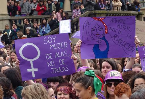 Miles de personas se concentran en Pamplona en favor de la huelga feminista