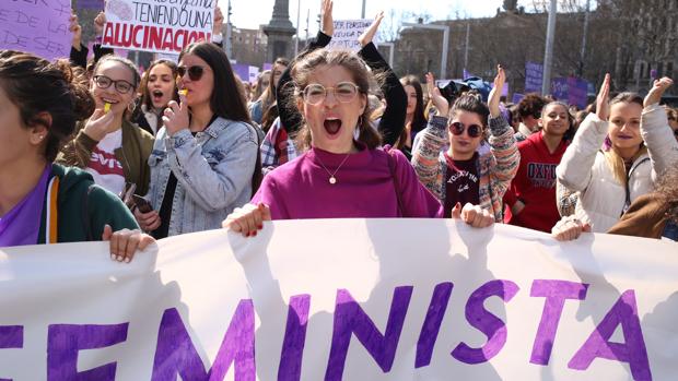 Masiva manifestación del 8M en Zaragoza, con las jóvenes como protagonistas