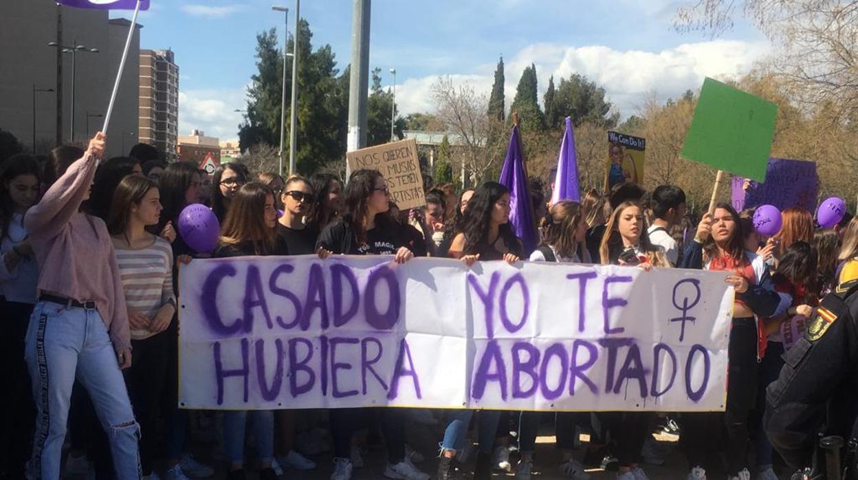 Feministas recibieron con esta pancarta a Pablo Casado en Castellón