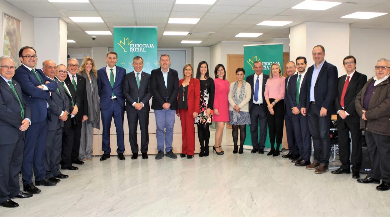 Directivos e invitados asistentes a la inauguración de la oficina de Eurocaja Rural en Castellón