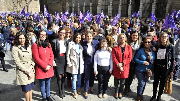 Primera concentración por el Día de la Mujer en la plaza del Ayuntamiento