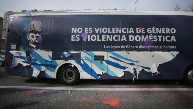 Barcelona denuncia el autobús de Hazte Oír por «atentar contra la dignidad de las personas»