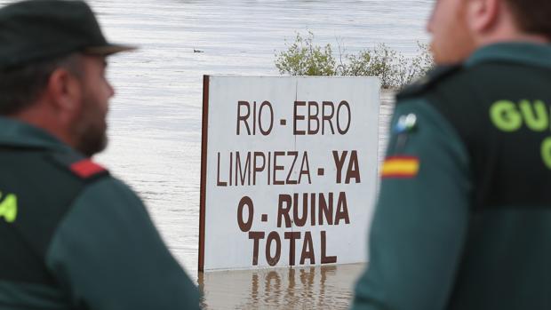 Los afectados por las riadas del Ebro acusan a la Administración de malgastar millones en obras inútiles