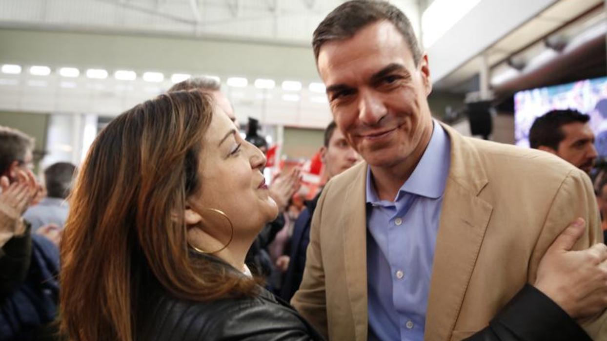 Pedro Sánchez, con la euroduiputada Iratxe García