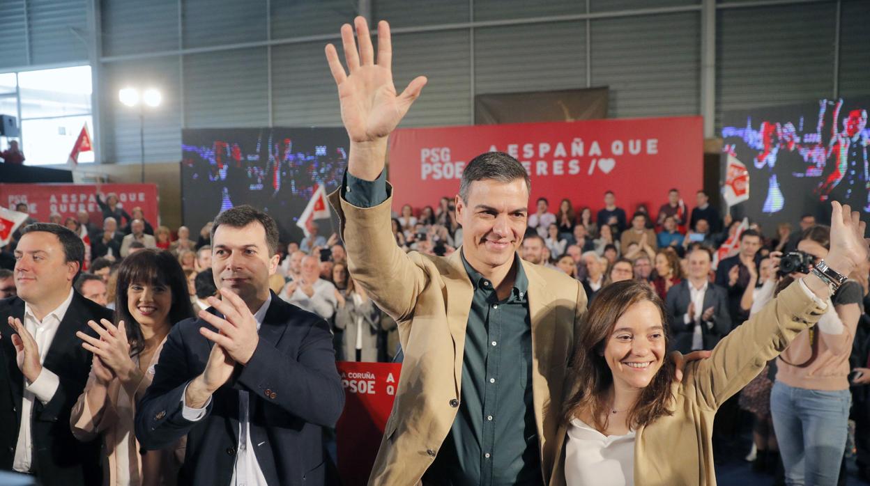 Sánchez junto al líder del PSOE gallego y la candidata a la alcaldía de La Coruña