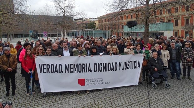 Las víctimas navarras del terrorismo reprochan a las instituciones que permitan los homenajes a etarras