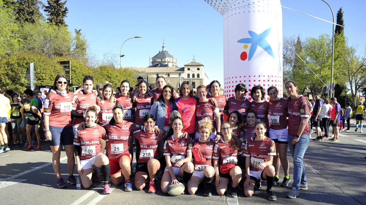 Las jugadoras de rugby de Toledo levantan en una touch a la alcaldesa de Toledo, Milagros Tolón