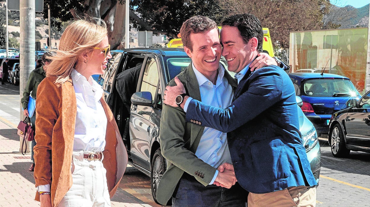 Pablo Casado, junto a su esposa, Isabel Torres, saluda a Teodoro García Egea en Cartagena