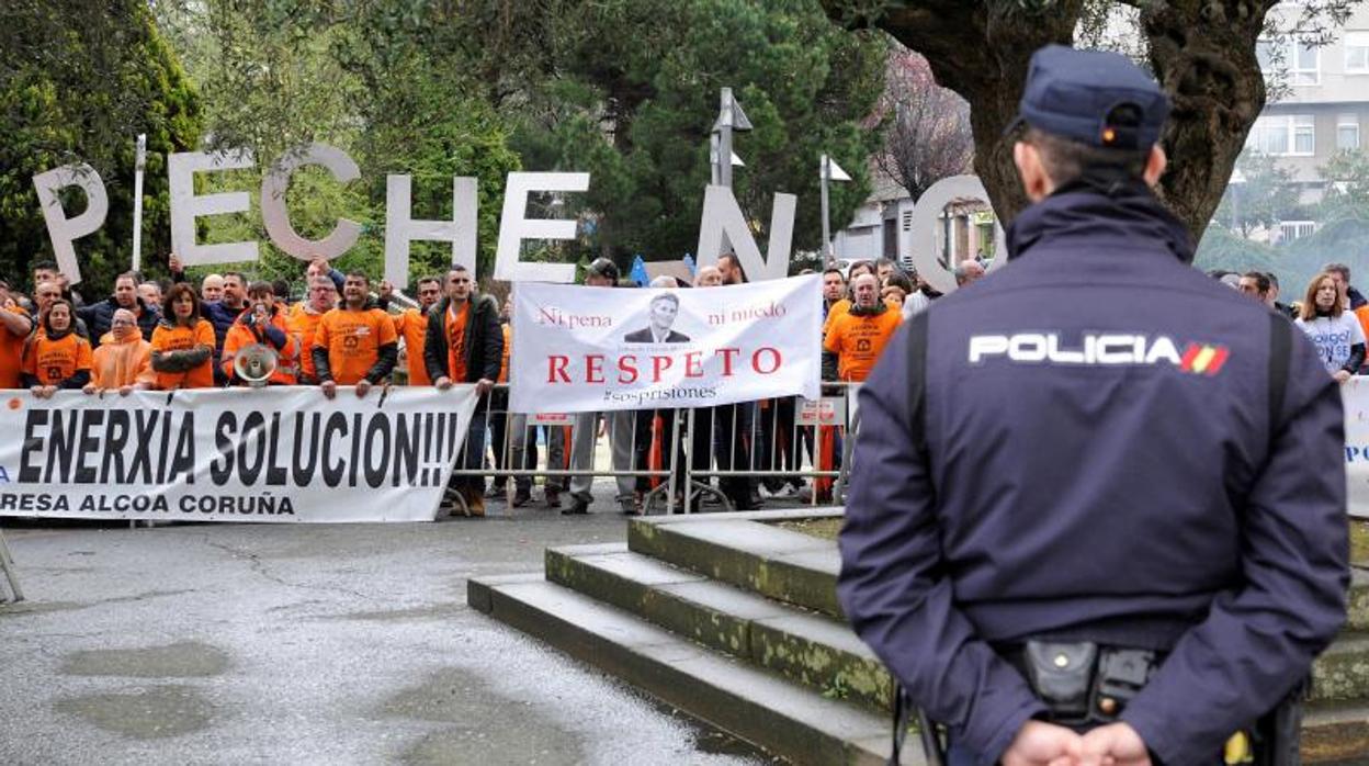 Protesta de los trabajadores de Alcoa en el acto político de Pedro Sánchez en La Coruña