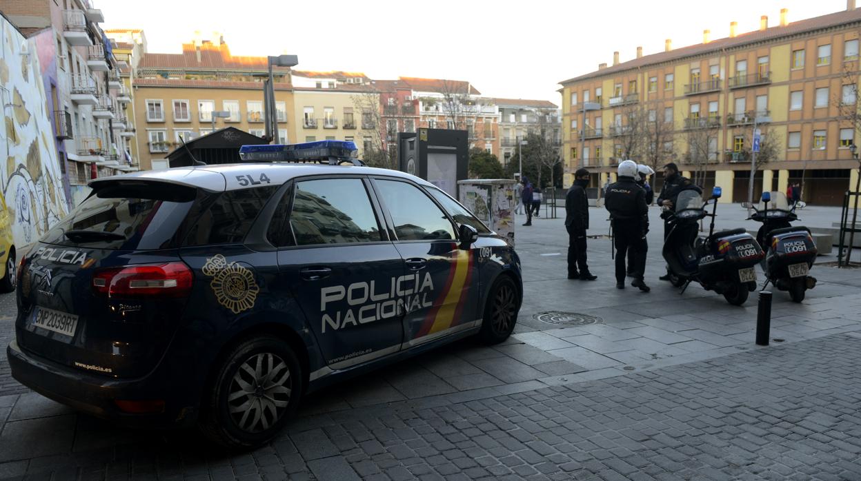 Agentes de la Policía Nacional vigilan la plaza de Nelson Mandela