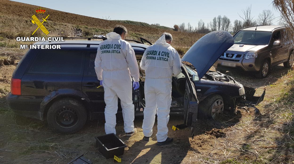 Vehículo en el que huyeron tras el atraco, con el que sufrieron un accidente en un camino