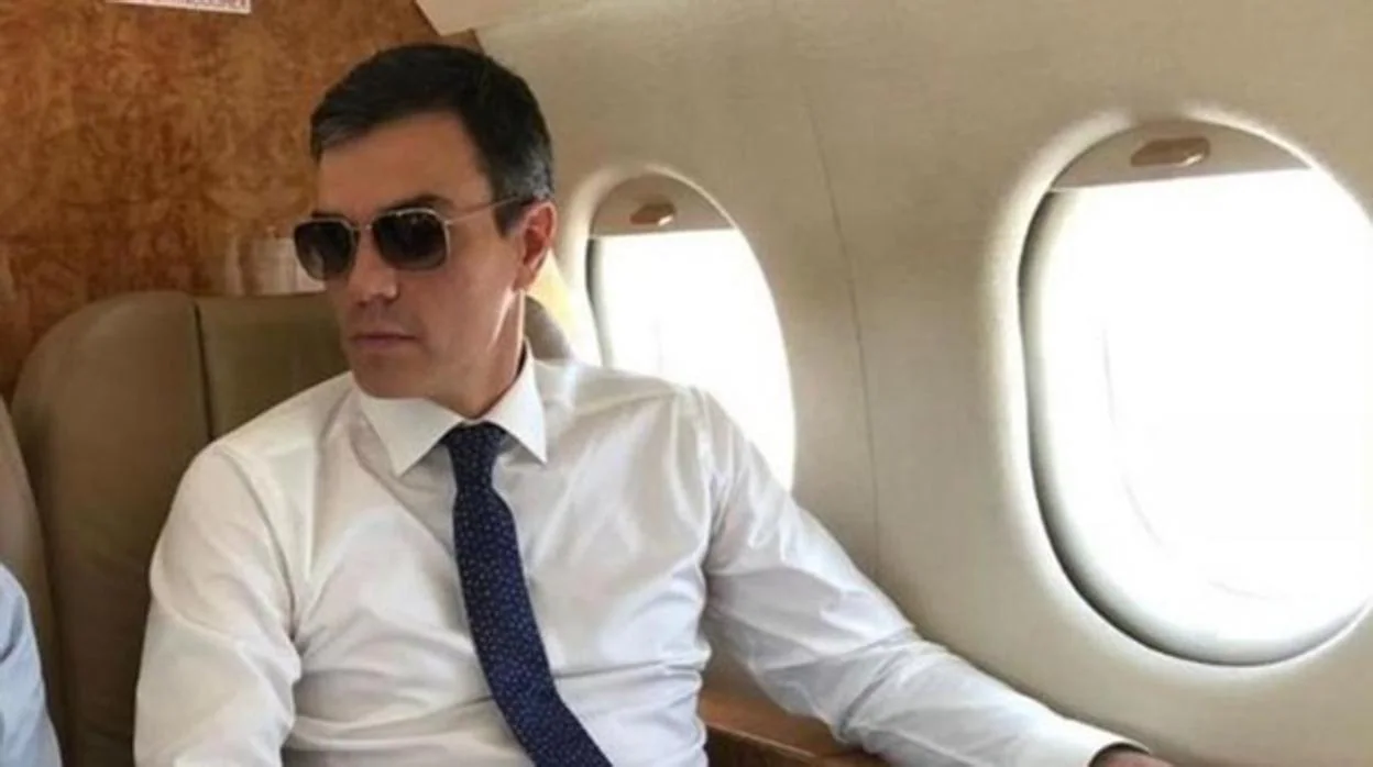 Pedro Sánchez en un avión oficial