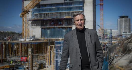 El arquitecto Mark Fenwick posa para ABC frente al edificio en construcción