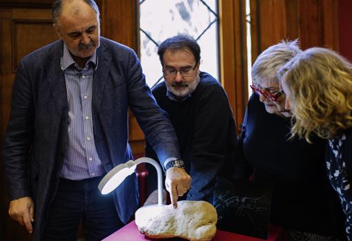 Los investigadores de la UB, durante la presentación de la pieza