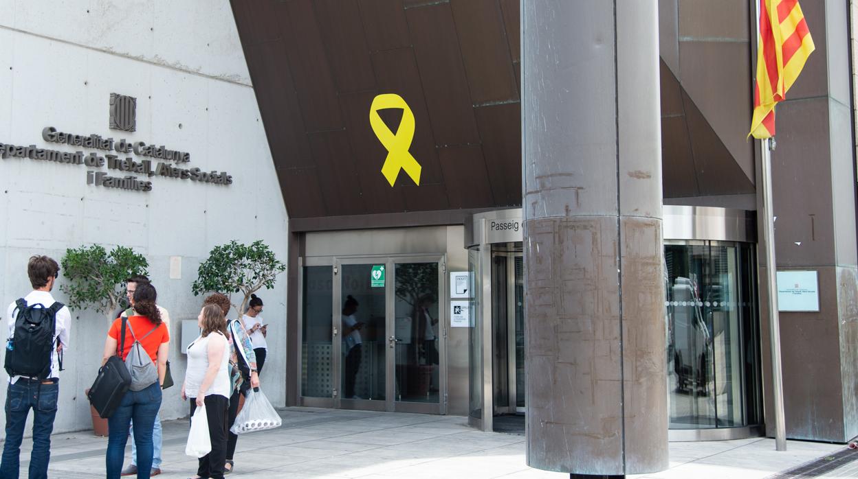 Un lazo amarillo preside la entrada del Departamento de Trabajo de la Generalitat