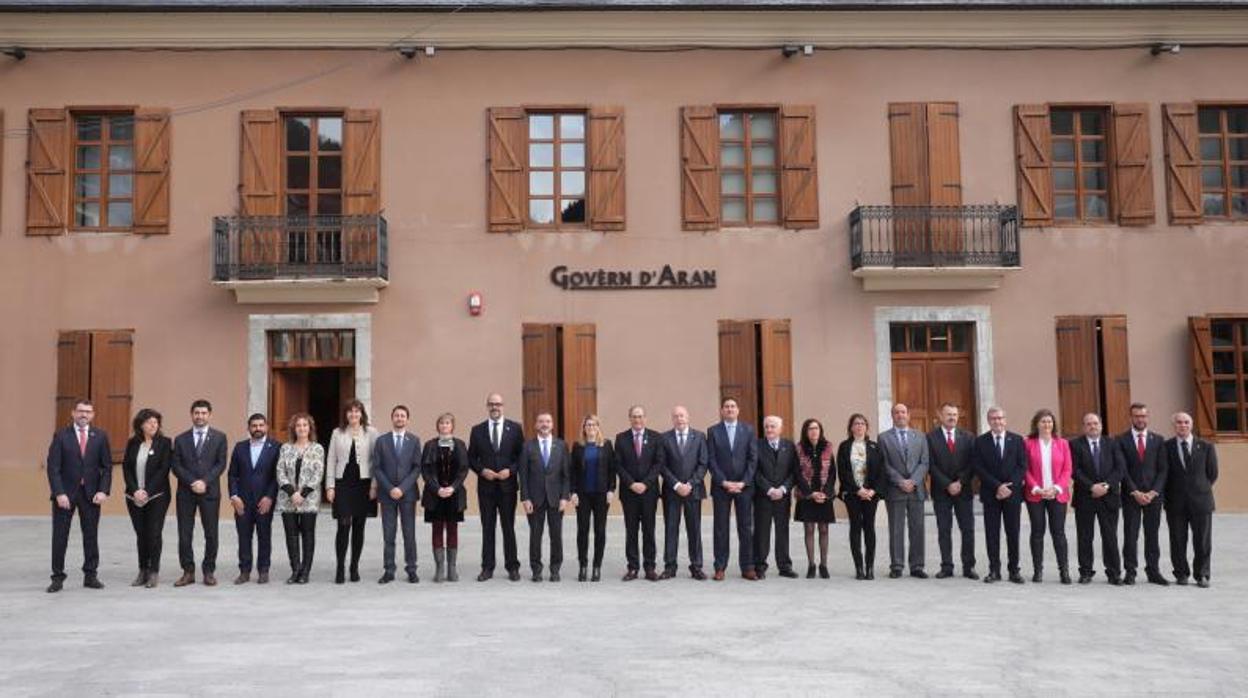 El gobierno catalán, y el aranés, en una fotografia tomada ayer en Viella