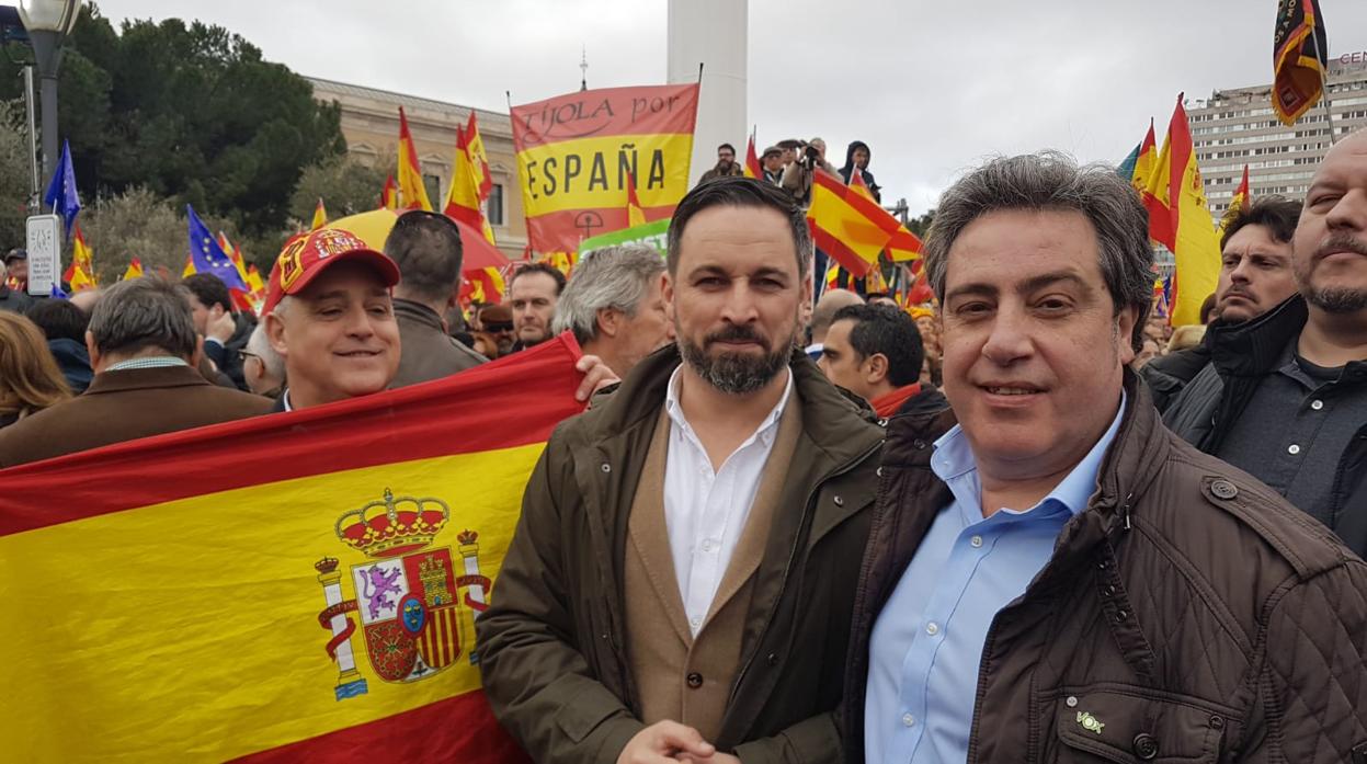 José María Llanos y Santiago Abascal, en la concentración en Madrid del pasado febrero