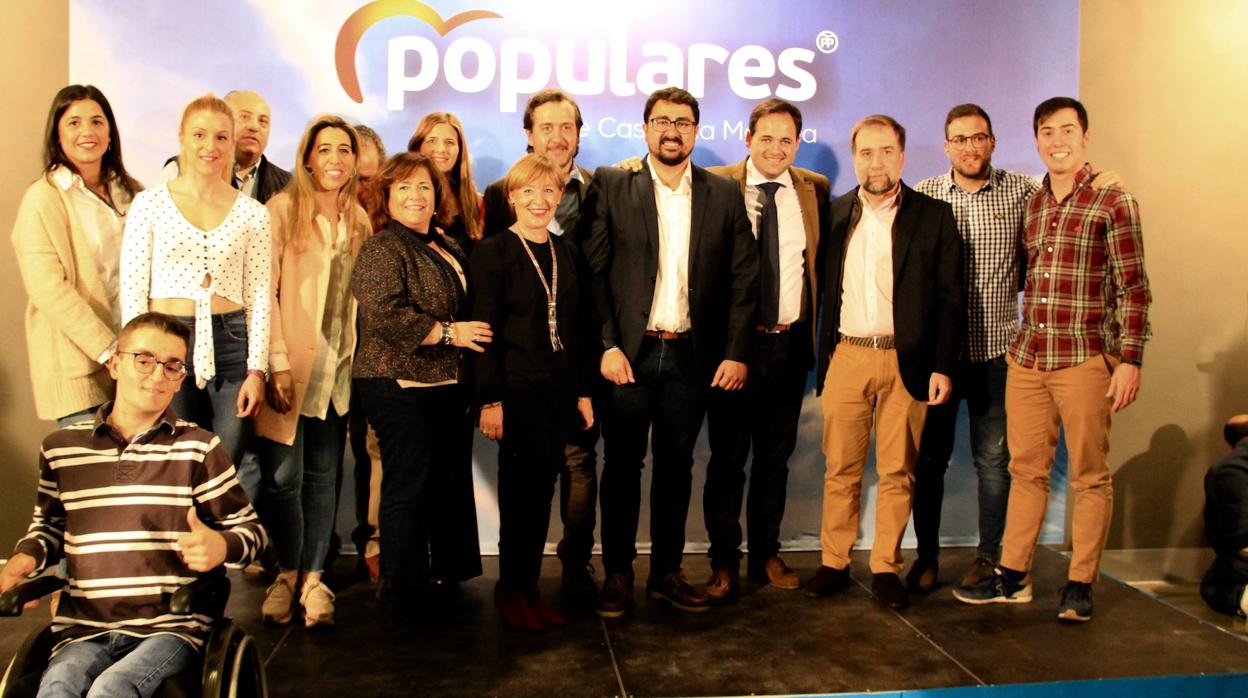 Núñez posa junto a Muñoz y afiliados del partido en Torrijos