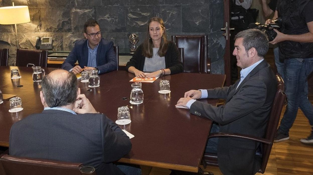 Rodríguez, diputada de Ciudadanos por Santa Cruz de Tenerife, y el presidente canario, Fernando Clavijo, en 2017