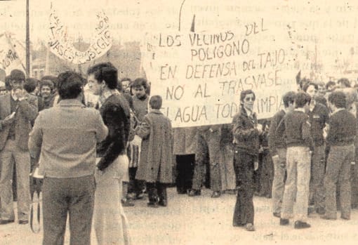 La imagen es de la hemeroteca de ABC, está fechada en marzo de 1978, y en ella aparecen decenas de personas, vecinos del barrio toledano del Polígono, manifestándose en contra del trasvase