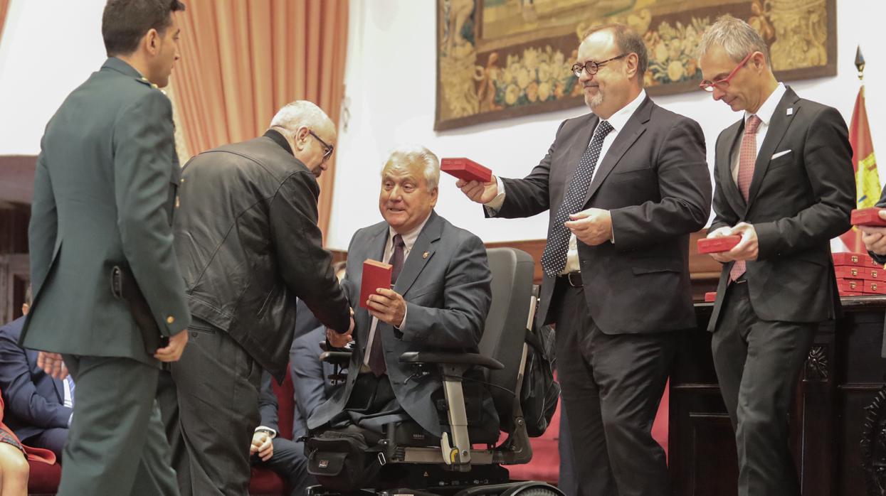 El capitán Aliste, Rey y el rector de la Usal, en la entrega de reconocimientos en Salamanca