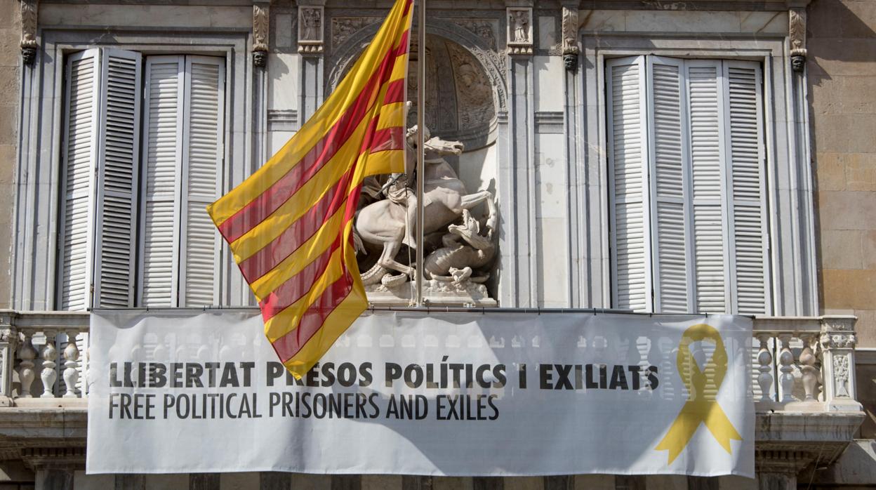 Pancarta independentista en el balcón de la Generalitat