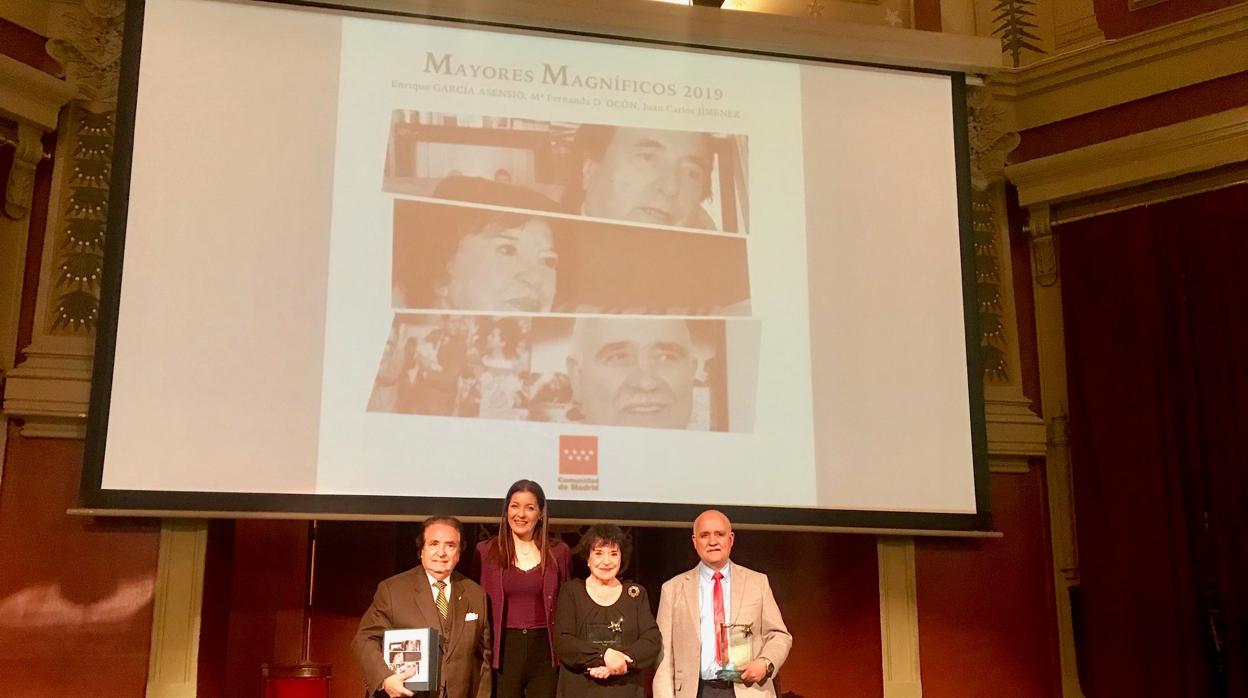 Los tres premiados en la última edición de Mayores Magníficos, junto a la consejera Lola Moreno