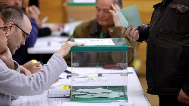 La triple cita electoral de mayo obliga a aumentar los colegios electorales