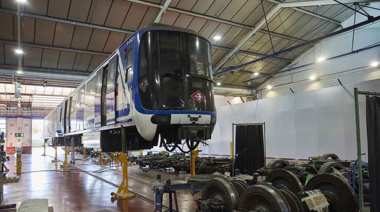 Un tren de Metro en mantenimiento en los talleres de la compañía