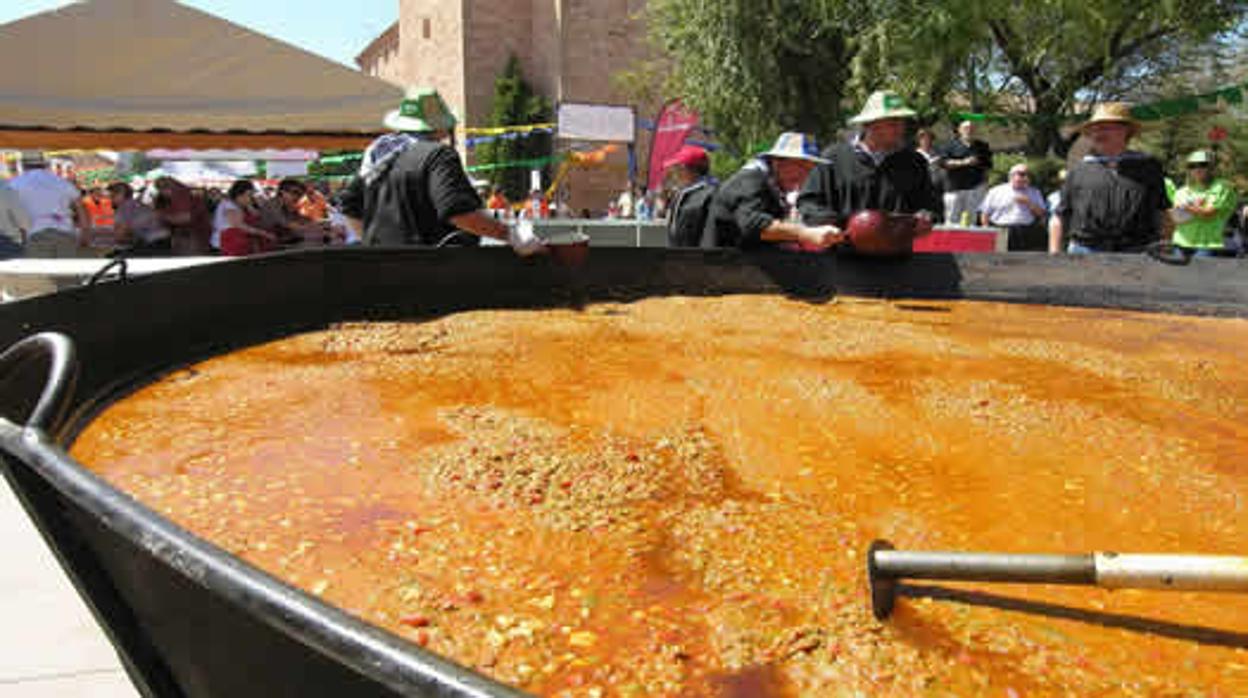 Elaboración de un pisto gigante durante la Fiesta del Pimiento en Villanueva de los Infantes (Ciudad Real)