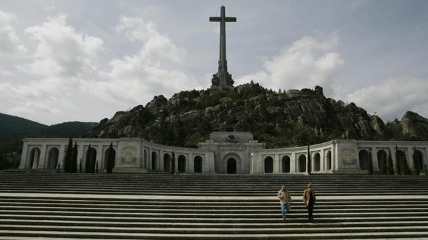 La familia Franco para los pies al Gobierno: «No puede exhumar antes de que el Supremo resuelva»