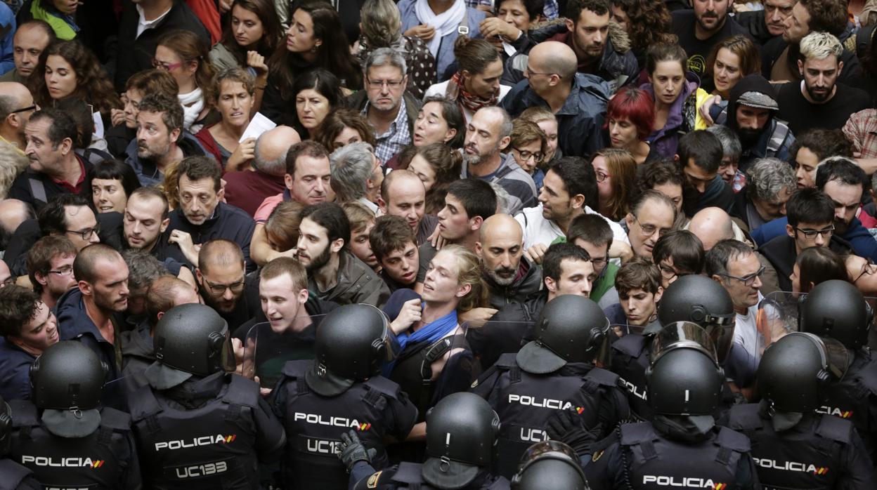 Un cordón de los antidisturbios de la Policía Nacional contiene a independentistas el 1-O
