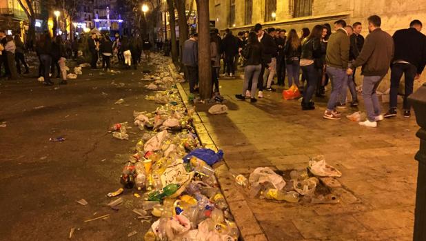 La «cara B» de las Fallas: la basura y los orines invaden el centro histórico de Valencia