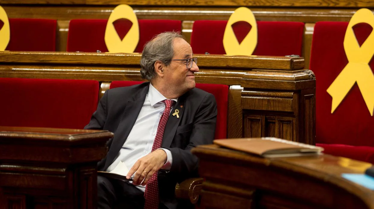 El presidente de la Generalitat, Quim Torra, en el hemiciclo del Parlament rodeado de lazos amarillos