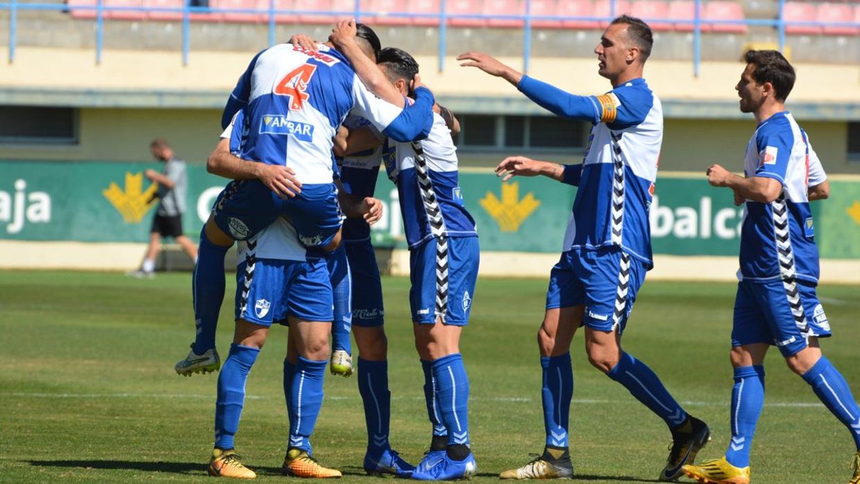 Los jugadores del Ebro festejan el gol