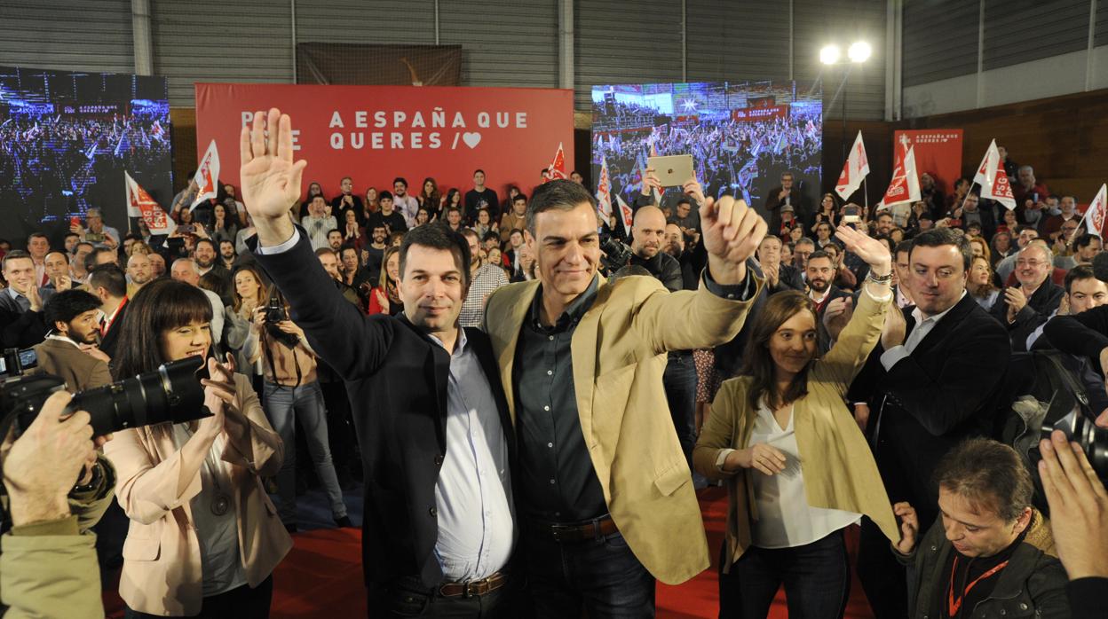 El presidente del Gobierno, Pedro Sánchez, a la izquierda, con el líder del PSdeG, Gonzalo Caballero, en un mitin en LaCoruña