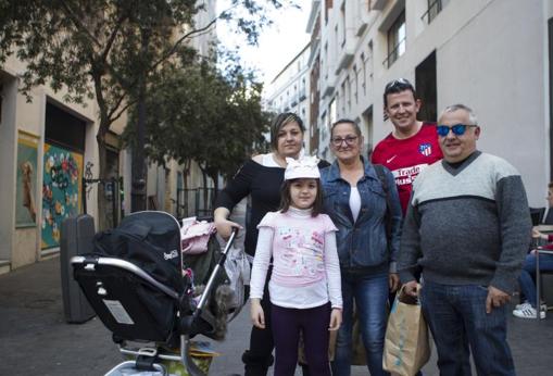 La familia Boceta y Gutiérrez, vecinos de Toledo, en la calle de Los Libreros