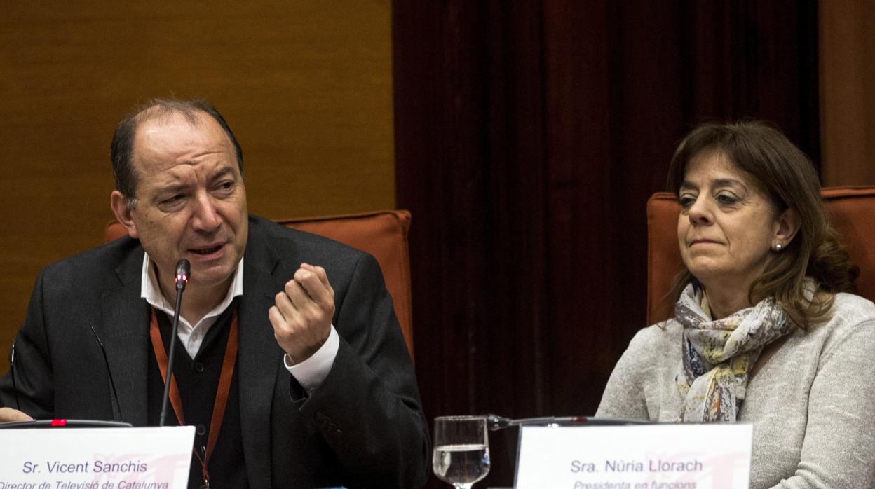 El director de TV3, Vicent Sanchís, y la máxima responsable de la CCMA, Núria Llorach, en 2017 en el Parlamen