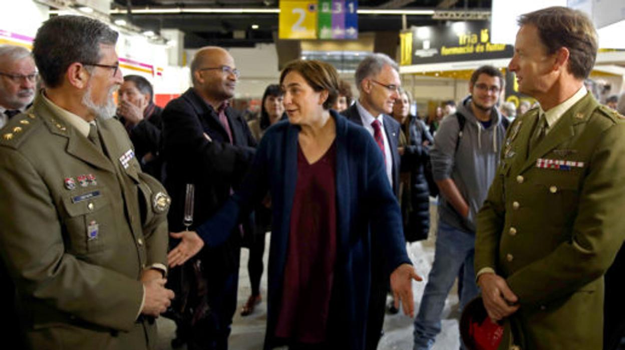 Ada Colau, con dos militares, en el Salón de la Enseñanza de Barcelona