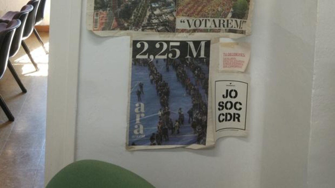 Cartel de los CDR y portadas del diario «Ara» a favor del movimiento secesionista en el Juzgado de Paz