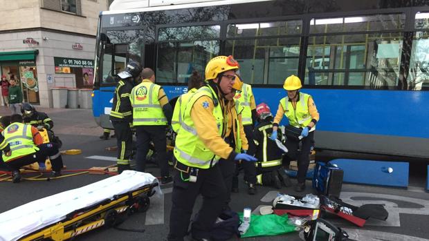 Un autobús de la EMT atropella a una joven de 22 años en Príncipe de Vergara