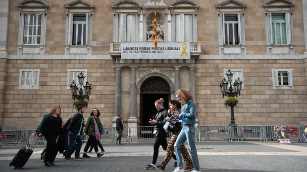 El Gobierno denuncia la presencia de lazos amarillos en el Palacio de la Generalitat y ocho Consejerías