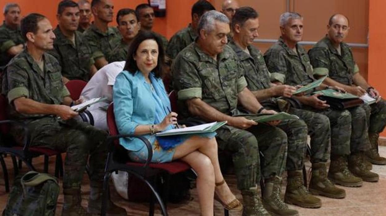 La ministra de Defensa, Margarita Robles, en una visita la Base San Jorge de Zaragoza
