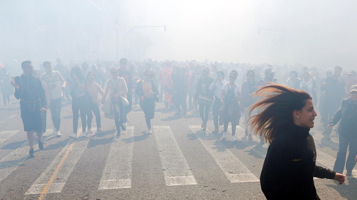 Imagen de las aglomeraciones tras la mascletà estos días de Fallas 2019 en Valencia