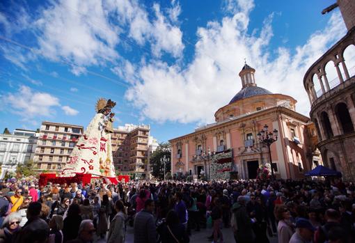 La Virgen de los Desamparados, en la plaza tras la Ofrenda