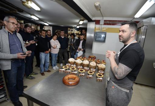 Los asistentes al curso atienden una de las explicaciones de Yohan Ferrant