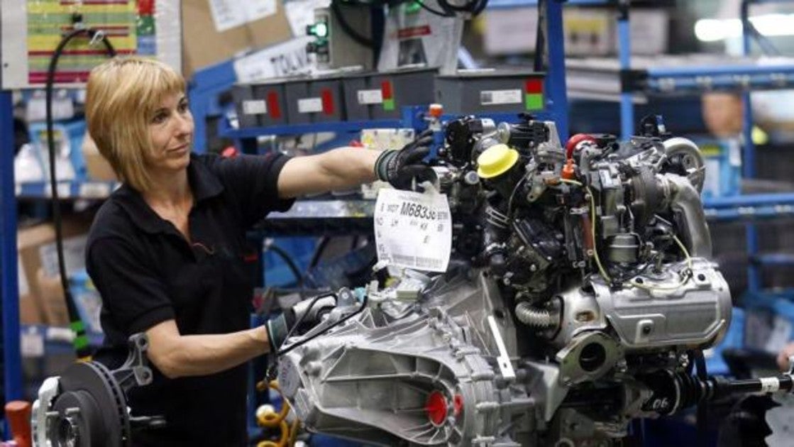 Una trabajadora de la planta de Nissan en Barcelona