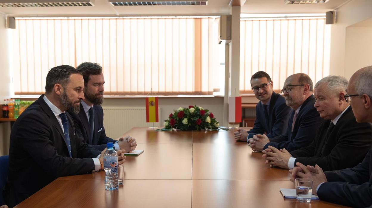 El líder de Vox, Santiago Abascal, en su encuentro con el líder de Ley y Justicia, Jaroslaw Kaczynski, ayer en Varsovia