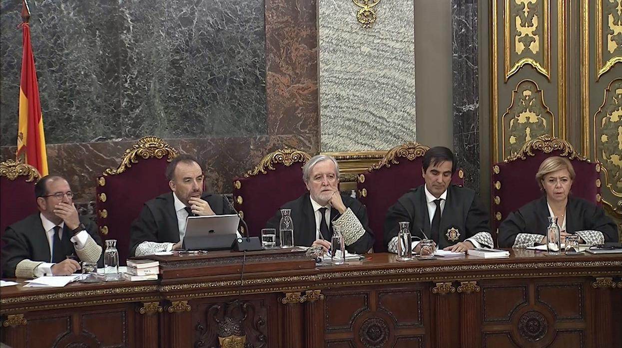 El presidente del tribunal, Manuel Marchena (2i); y los jueces; Juan Ramón Verdugo (3i) , Antonio del Moral (2d), Ana María Ferrer (d), Andrés Martínez Arrieta (i), durante el juicio del «procés»