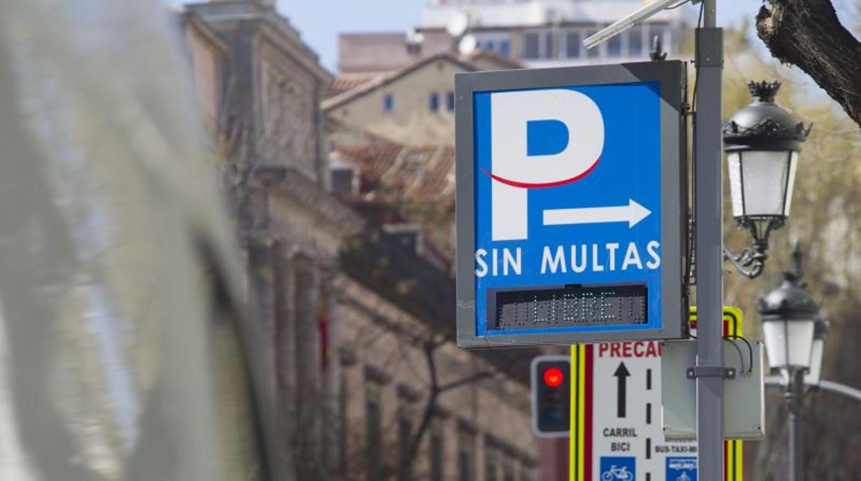 Panel instalado por un parking privado que avisa de que se puede aparcar sin ser multado en Madrid Central